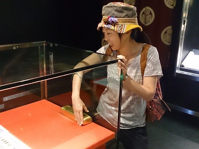 佐渡金山！！以外に金の延べ棒は重いんですよ～。金に触って金運ＵＰ～☆