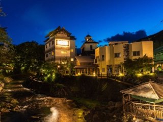 【渓流沿いのレトロな温泉街×寮内フロトイレ付】ホテルでフロントのお仕事★
