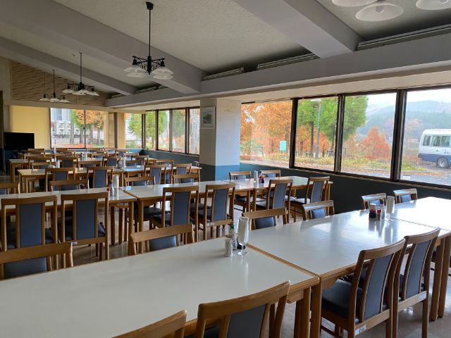 レストラン会場です！山菜、山魚、きのこ類など季節の地元食材を使用した食事を提供しています。