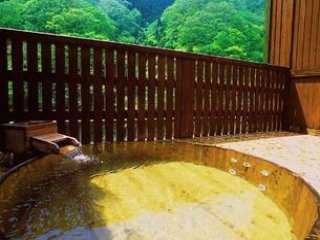 【自然に囲まれた温泉地で仲居のお仕事】東西露天風呂番付で横綱になるほどの名湯です！