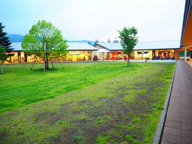 軽井沢駅にはアウトレットが～!!
お買い物しすぎには注意ですね♪