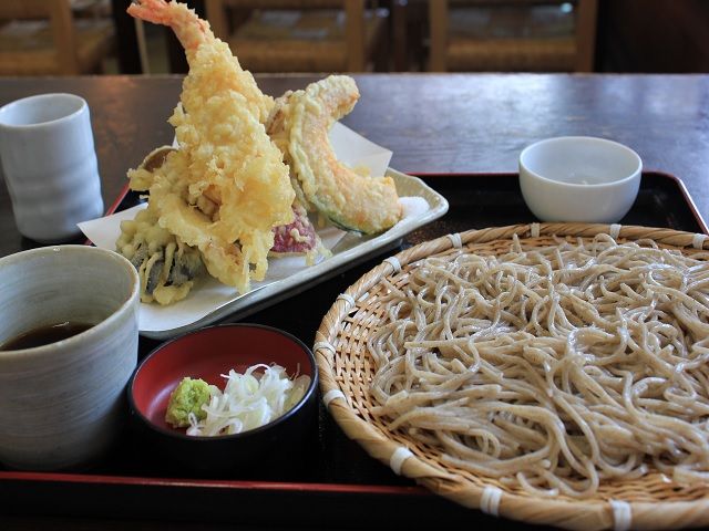 長野と言えば”お蕎麦”飲食店・ドラッグストア・足湯など徒歩圏内にあって生活便利ですよ☆