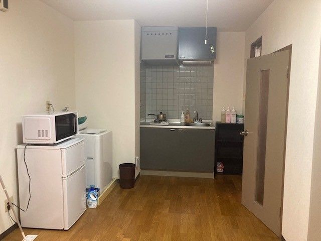 広い部屋はこんな感じ！洗濯機付きの寮は便利です。
