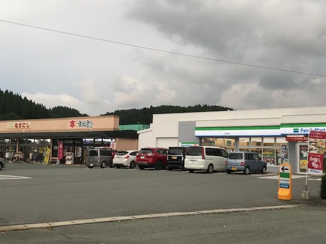 バスで少し行けば、スーパーもコンビ二もあります！