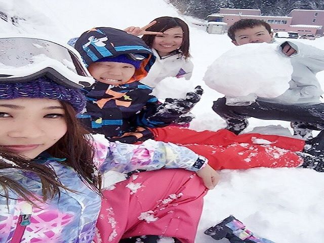 今年の冬はスキー場で働いてみませんか？たくさんのスタッフがいて友人もたくさん出来ますよ！