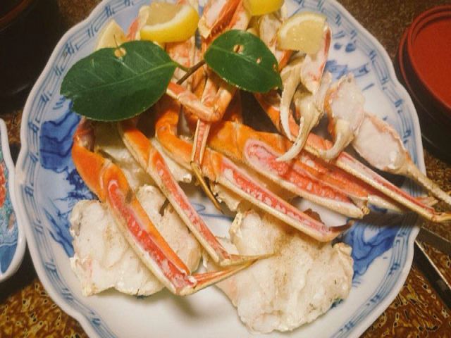 【話題】松葉ガニ漁が解禁となる11月上旬～3月中旬までは有数の繁忙期です♪