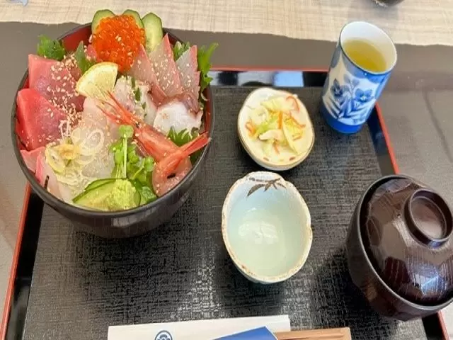 海鮮丼もおすすめです☆
周りにはいくつか飲食店もあります。