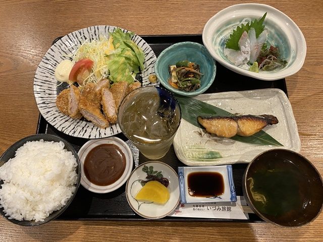 まかないの一例です。この日はお刺身がついていました！おいしいと評判の食事です。