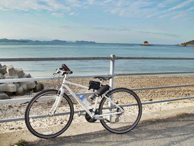 島内の移動は自転車が便利。観光案内所でかりることができますよ。