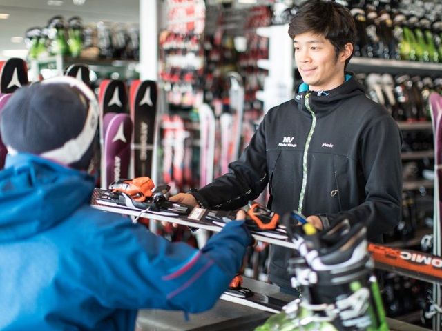 お客様へのフィッティングや説明など、笑顔で接客お願いします♪