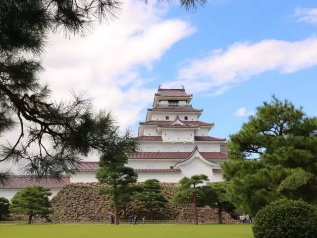 鶴ヶ城も車で10分程度で行けちゃいます♪