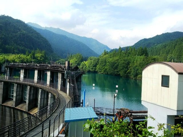 光の加減や時間帯によって色の変わる四万湖は、通称“四万ブルー”と言われています！