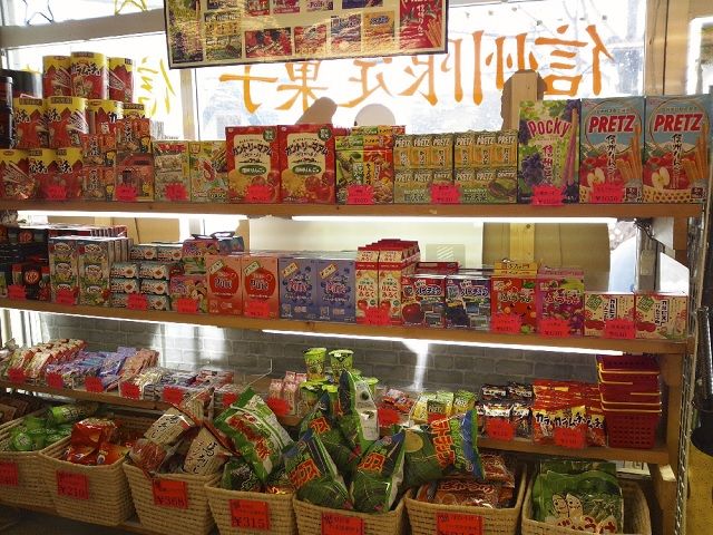 コンビニや飲食店・お土産屋あり！お帰りの際には実家の友人や家族などへ思い出を届けましょう☆