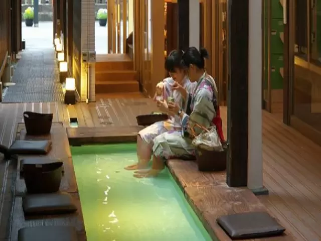 レア！！湯畑の足湯カフェでのカフェスタッフ☆疲れた体を芯から癒す湯畑エリアの憩いの場♪