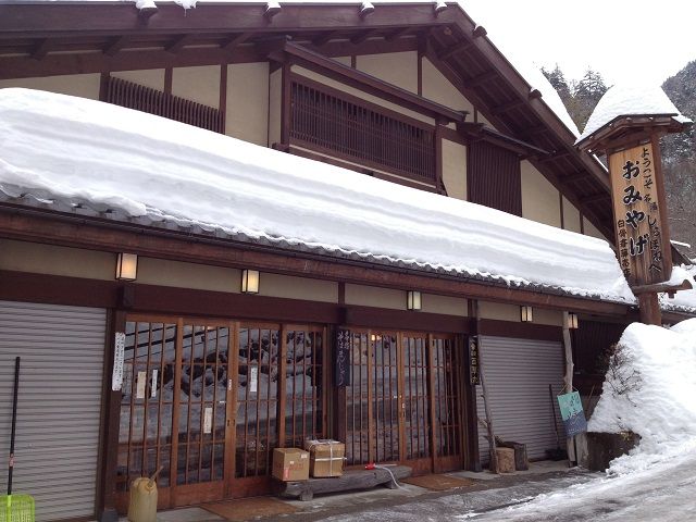 徒歩5分圏内に売店があります。お土産・お菓子・軽食・飲み物が買えますよ～