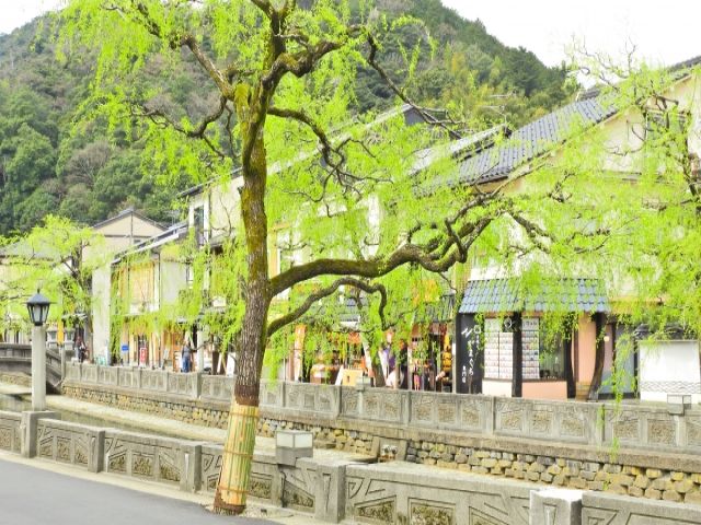 温泉街にはお店が立ち並び生活は便利です♪