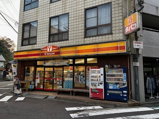 近くにコンビニやお土産屋さんもあるので便利ですよ♪