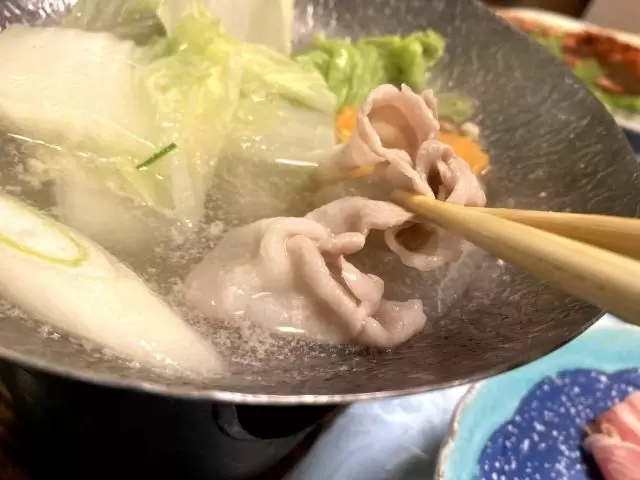 鹿児島名物・黒豚。おいしくてとろけてしまいます。