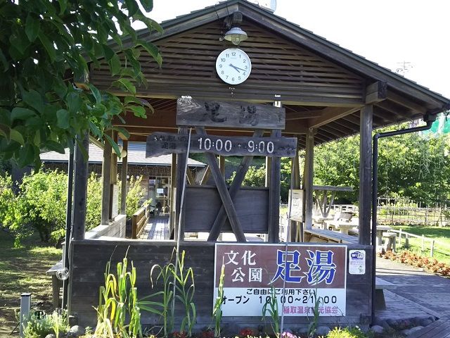 そして伊豆を代表する温泉地でもあります（写真は町中にある無料の足湯です）