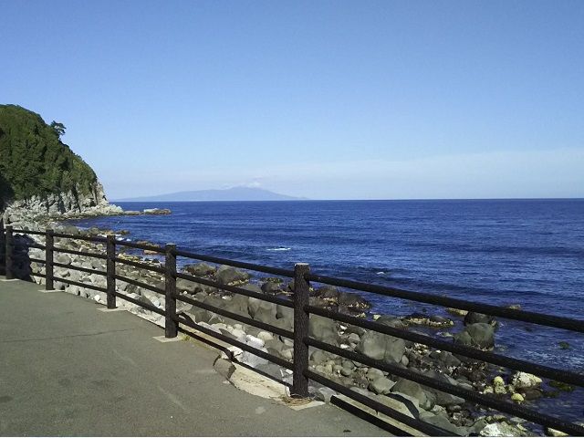 熱海や伊東にも負けない綺麗な海が町の真ん前に広がっています。