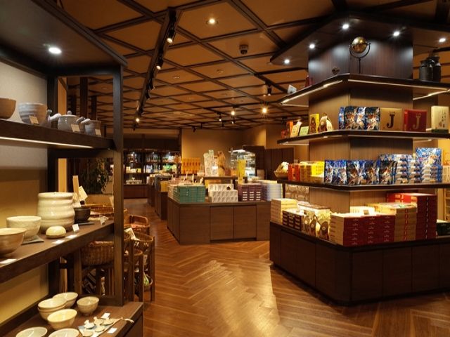 ホテル館内の売店スタッフ！ロビー周りで笑顔で接客！