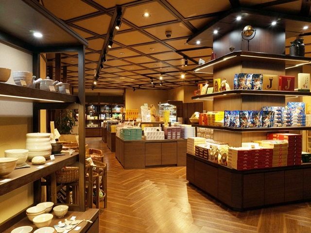 ホテル併設のカフェスタッフ！綺麗な大型ホテルです!!