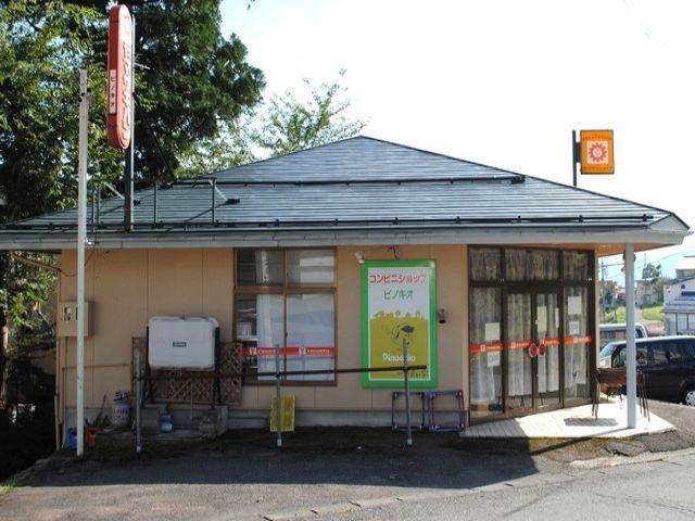 近くにはコンビニや飲食店もたくさんあります！