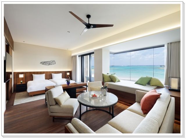 周辺はカフェや雑貨屋、もちろんコバルトブルーに輝くビーチもあり写真好きにはたまりませんね♪