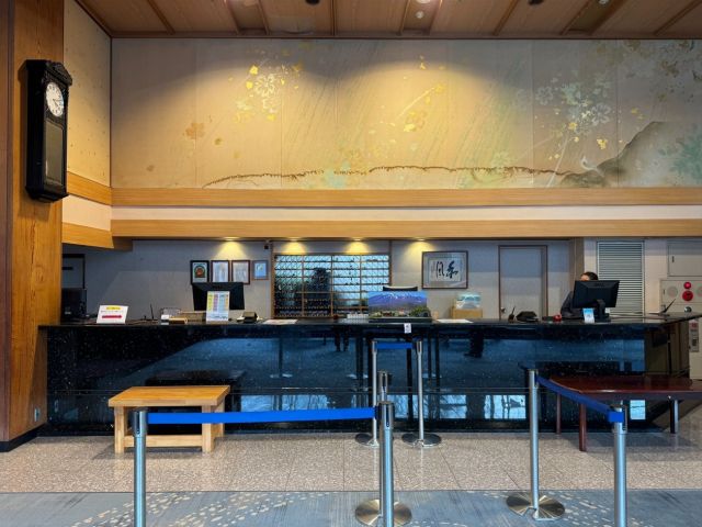 ホールとフロント業務がメインのお仕事です。