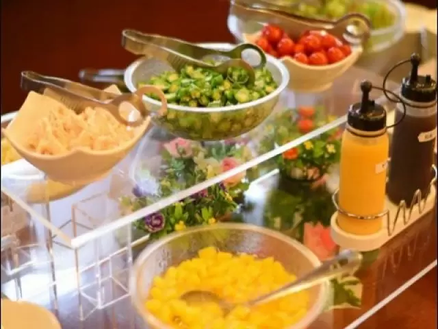 食事は朝のバイキングの残りが食べられます☆自分で好きなものが選べるのは嬉しいですね!!