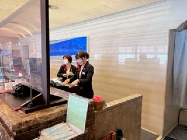 目の前に海が広がるホテルでフロントのお仕事です♪優しい先輩が教えてくださいます！