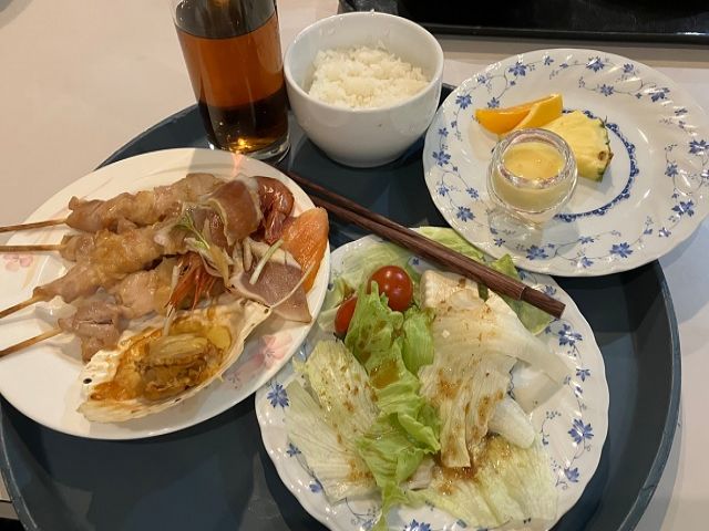 食事は3食毎日食べられます！朝晩はバイキングやビュッフェを取り分けします。昼は冷食です。