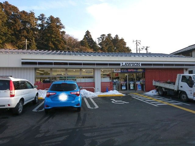 シャトルバス（無料）でコンビニに行くことができます