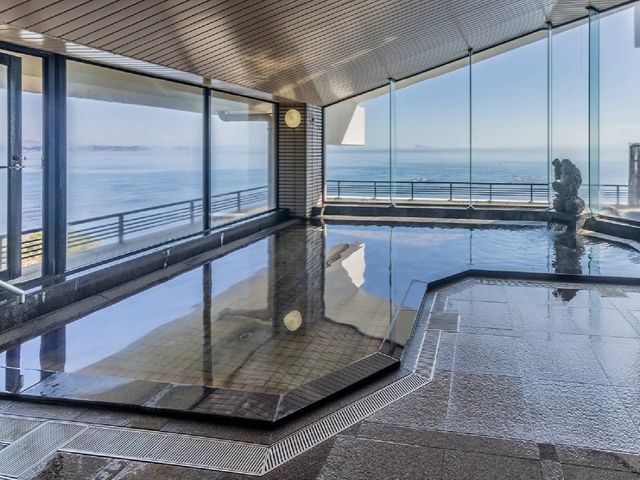 お休みの日は特別に温泉利用OK◇
海を眺めて入る温泉は最高です!!