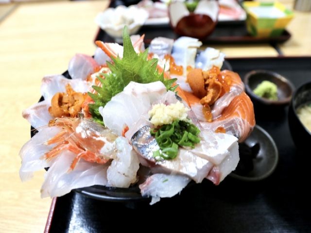 日本海の恵みを堪能。海産物の新鮮さは引けを取りません。