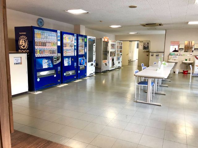 休憩室にはパンやカップ麺、アイスクリームの自販機が設置してあります♪