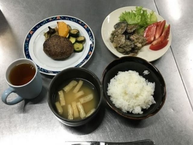 食事はまかないとレトルトによる支給です!!お休みも無料でいただけるのが最高です♪