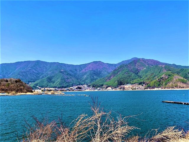 河口湖!!!湖畔沿いに宿泊施設があり湖と富士山のコラボで人気の地域です!!