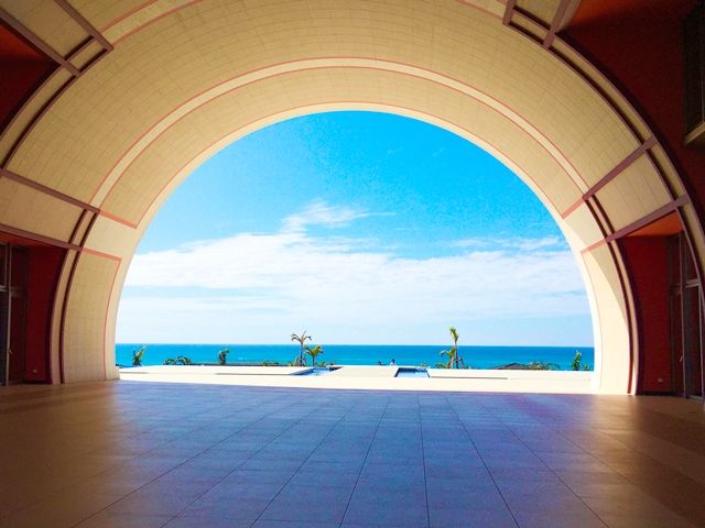 エレガントなエントランスから宮古ブルーの海を見渡せる、南国らしいリゾートホテルです♪