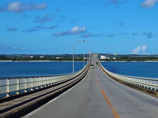 宮古島とは橋で繋がっています♪休日は豊かな自然に癒されるもよし！市街地で買い物するもよし！