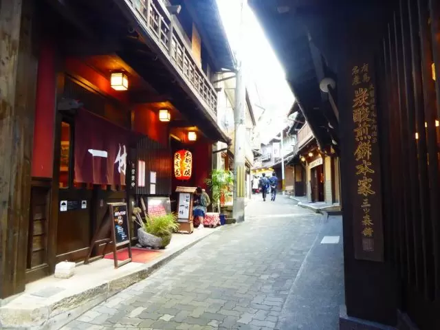 風情ある街並みの有馬温泉。食べ歩きも出来る温泉街です。