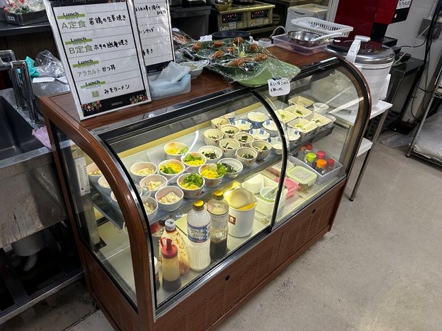 従業員食堂は、メイン+小鉢（スタッフさんからの評判◎）