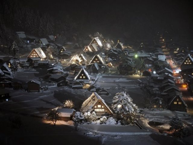 冬の白川郷はライトアップもあり!!
非常に幻想的な景色が楽しめます♪