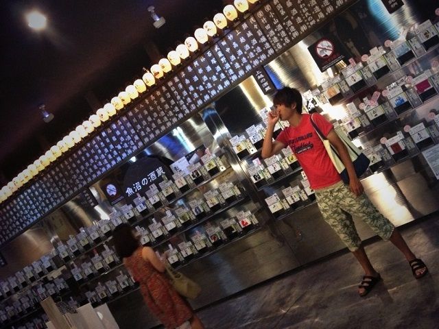 20歳以上の方におススメなのは駅中にあるぽんしゅ館!!呑みたいお酒をワンコインで呑み比べ♪