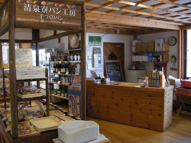 近隣には観光地もたくさん！高原地なので、食もスイーツも楽しみましょう。