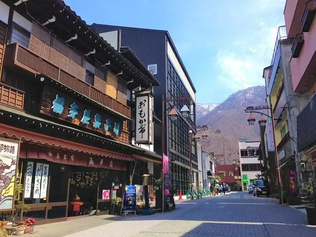 温泉地内には多くのお土産屋さんや足湯が～☆
コンビニや郵便局もありますよ!!