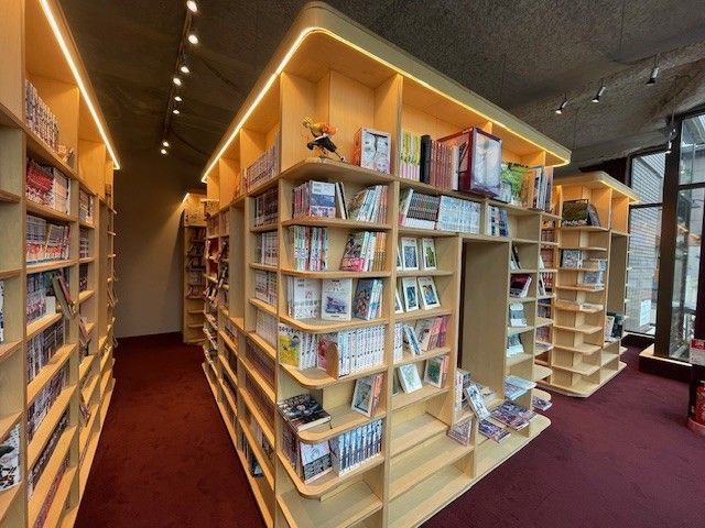 名物の漫画カフェ！なんと1万冊も漫画があるそうです！！