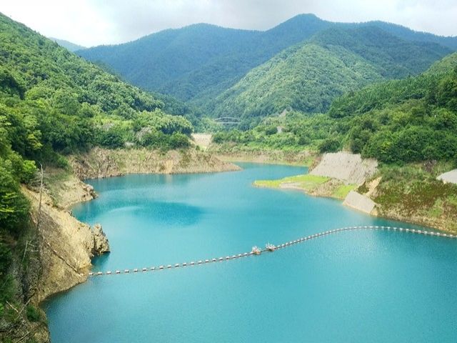 光の加減や時間帯によって色の変わる四万湖は、通称“四万ブルー”と言われています！