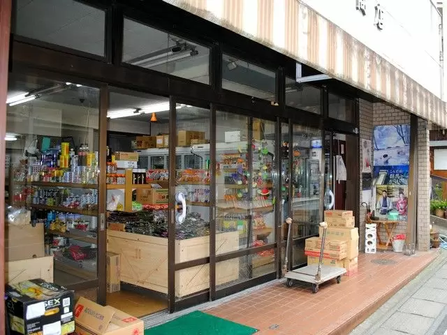 近くの商店はこんな感じ。レトロ感が漂います♪