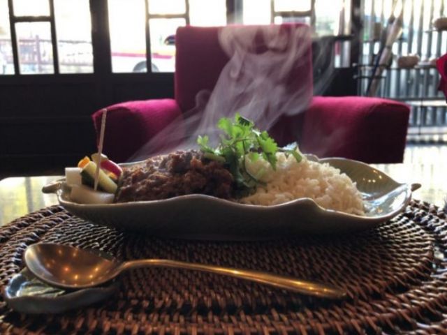近所においしいごはん屋さんもあります！